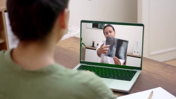 Skupiony Lekarz Ekranie Laptopa Wyjaśnia Pacjentowi Zdjęcie Rentgenowskie Podczas Internetowej — Wideo stockowe