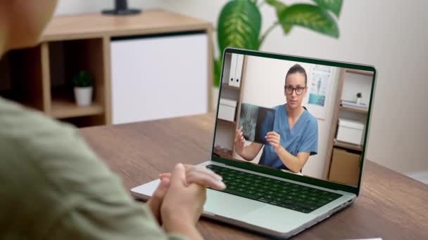 Pacjent Domu Spokojnej Atmosferze Zaangażowany Wirtualną Konsultację Medyczną Laptopie Uśmiechniętym — Wideo stockowe