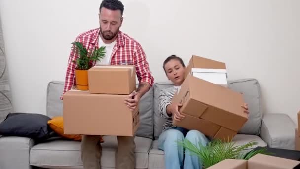 Pasangan Muda Yang Bahagia Lelah Jatuh Sofa Dengan Banyak Kotak — Stok Video