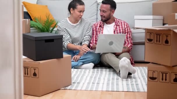 Moving Forward Pasangan Rumah Baru Laptop Tangan Mengeksplorasi Dekorasi Online — Stok Video
