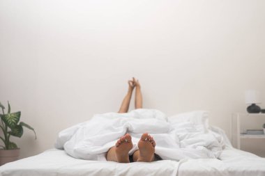 Uyandığında çıplak ayaklarıyla battaniyeden dışarı bakıp sabah neşesiyle esniyordu.. 