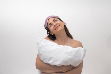 Sabah duasıyla, güzel bir kadın uyku maskesi takar, gülümser ve rahat yatak odasında beyaz bir yastığa sarılır.. 