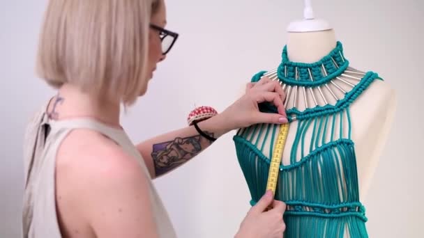 Crafting Perfection Módní Návrhářka Žena Míru Spolupracovat Ateliéru Atelier Elegantní — Stock video
