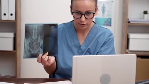 Bir Video Araması Ile Doktor Dizüstü Bilgisayarında Röntgen Filmleri Sergiliyor — Stok video