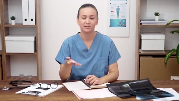 Telehealth Professional Столі Жінка Лікар Розмовляє Пацієнтом Онлайн Символізуючи Телемедичну — стокове відео