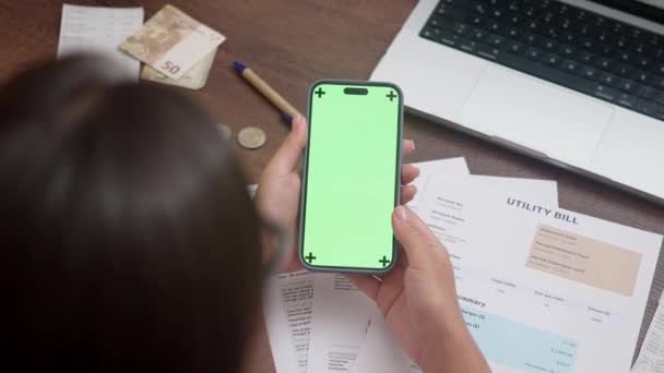 Paymen 크로마 화면이있는 전화를 유틸리티 온라인 앱으로 둘러싸인 책상을 — 비디오