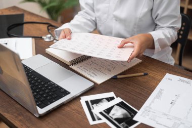 Kardiyogram yakın çekim kardiyolog hasta EKG testi ve ultrason sonuçlarını okuyor.. 