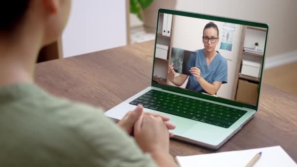Vista Sobre Hombro Paciente Sosteniendo Teléfono Inteligente Recibiendo Asesoramiento Médico — Vídeos de Stock