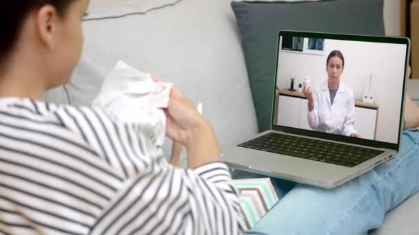 Pessoa Que Utiliza Serviços Telessaúde Consulta Com Médico Através Videochamada — Vídeo de Stock