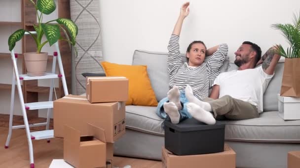 Chambre Remplie Boîtes Carton Mobiles Couple Fatigué Mais Heureux Détend — Video