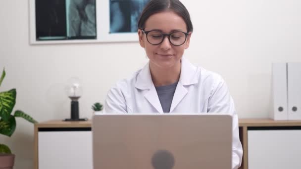 Online Gesundheitsexpertin Mit Unerschütterlichem Fokus Setzt Eine Ärztin Ihren Laptop — Stockvideo