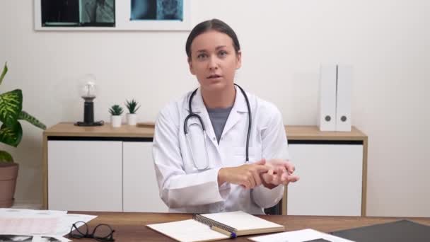 Care Einführung Ärztin Blickt Die Kamera Und Spricht Gestikulierend Mit — Stockvideo