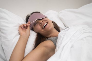 Sabah güneşi yüzüne dokunur sırıtırken, gözlerini yeni keşfedilmiş sabah enerjisiyle dolu olan uyku maskesinden çıkarır. 