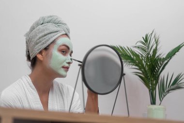 Parlak Deri Ritüeli: Evde, nemlendirici bir yüz maskesi ile güzelliğini geliştirir, parlak bir ten rengini ortaya çıkarır. 