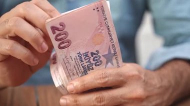 Çiftçi, tarım ürünlerindeki enflasyon kaynaklı fiyat dalgalanmalarının tarım karlılığını etkilediği mahsul satışlarından elde edilen Türk lira banknotlarını sayıyor