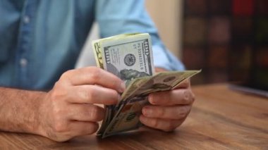 Pazarlama müdürü, marka görünürlüğünü ve müşteri katılımını artırma amaçlı yüksek etkili reklam kampanyası için fon kullanmayı planlayan dolar banknotlarını saydı