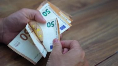 Uluslararası danışman, Avrupa pazarlarında gezinen çok uluslu şirketlere stratejik tavsiyeler ve içgörüler sunan danışmanlık ücretlerinden avro banknotlarını saydı