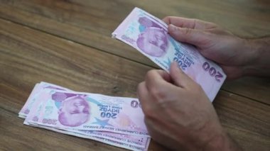 İşçi, yardım girişimleri üzerindeki enflasyonist baskılara yön veren ve desteği en üst düzeye çıkarmak için etkili projelere öncelik veren bağışlardan Türk lirası banknotlarını saydı