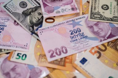 Türk lirası, Amerikan doları ve avro da dahil olmak üzere çeşitli uluslararası para birimi notları. Küresel finans ve ekonomik değişim kavramı. 