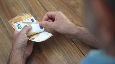 Finansal analist avro banknotlarını mali araştırma yürüten ve Avrupa 'daki kurumsal karar verme mekanizmasını destekleyecek ekonomik eğilimleri tahmin eden ikramiyeler olarak sayıyor