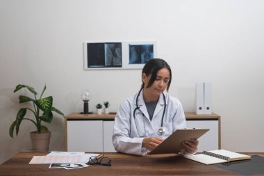 Doktor kadın terapist portre görüntüsü ekranda sanal hastaya danışmanlık yapıyor. Teletıp, tele sağlık konsepti. 