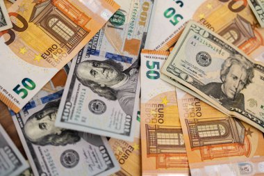 Dolar ve avro banknotları, jeopolitik olaylara yönelik piyasa tepkilerini tahmin etmeye ve ilgili riskleri yönetmeye yardımcı olan para birimi korelasyonu kavramını gözler önüne seriyor