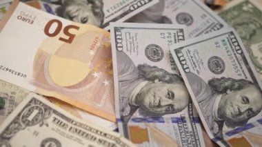 Masa üzerindeki avro ve dolar banknotları, sınır ötesi ticaret ve ekonomik istikrarı kolaylaştıran uluslararası ticaret anlaşmalarında para birimlerinin önemini vurguluyor