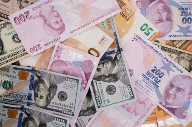 Türk Lirası, Euro ve ABD Doları 'nın çeşitli banknotları. Çok uluslu para değişimi ve küresel finans kavramı 