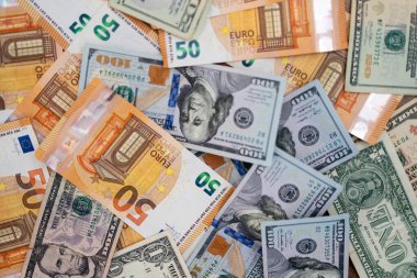 Dolar banknotları ve avro banknotları küresel finans piyasasında önemli rol oynayan büyük rezerv para birimleri kavramını gözler önüne seriyor