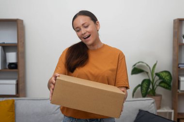 İstenen paketi alan bayandan heyecan yayılıyor. İnternet alışverişinin keyfi için bir vasiyet.