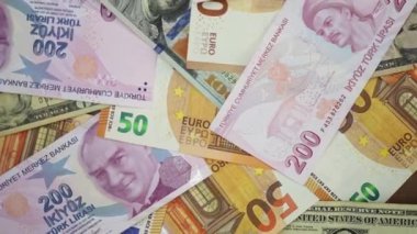 Türkiye 'nin artan enflasyonunun daha güçlü para birimlerine karşı lira satın alma gücünü aşındırmaya devam ettiğini sembolize eden Türk lirası ve avro banknotları