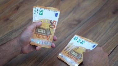 Lojistik müdürü, taşımacılık ve depo yönetimini iş operasyonlarını düzene sokmak üzere optimize eden tedarik zinciri operasyonları için tahsis edilmiş avro banknotlarını saydı