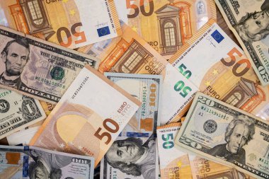 Karışık Euro ve ABD Doları banknotlarının toplanması yayıldı. Finansal çeşitlilik ve döviz kuru kavramı 