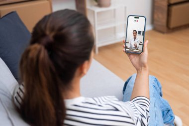 Bir doktorla tele-sağlık randevusu akıllı telefondan yapılan bir telefon görüşmesiyle ilaçları tartışıyor..