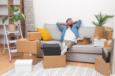 Yakışıklı adam rahat rahat rahat rahat rahat rahat rahat rahat rahat rahat rahat rahat rahat, modern teknolojilerle donatılmış bir eve taşınmayı düşünüyor.