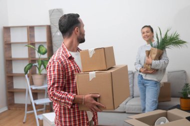 Neşeli ve tatmin olmuş genç arkadaşlar, yeni evlerinin oturma odasına uluslararası hareketlerinden kalma bir yığın karton kutuyla girerek, yeni bir başlangıç yaptılar.