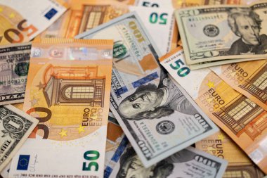 Avrupa ve ABD dolar banknotları çeşitliliği yayıldı. Döviz kurunu ve uluslararası finans piyasalarını temsil ediyor 