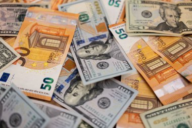 Karışık Euro ve Amerikan dolarlarının yakın plan çekimleri tüm yüzeye yayıldı. Uluslararası ticaret, döviz kurları ve finans piyasaları