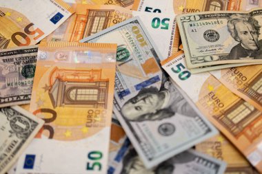 Avro ve dolar banknotları, işletmelerin döviz kurları riskini azaltmak için etkili koruma stratejileri geliştirmek amacıyla para birimi korelasyonu kavramının üzerinde yer almaktadır