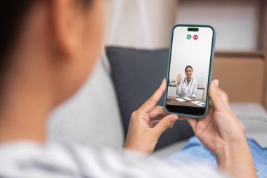 Akıllı telefondan bir doktorla çevrimiçi sağlık seansı, evde hasta danışmanlığı. 