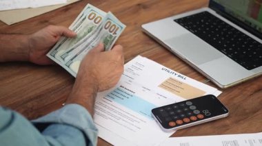 Yaşlı işadamı, elinde bir tomar dolarla yeniden sayım için takla atarken, erkek muhasebeci mali değerlendirmelerde kesinliği garanti altına alan toplam meblağı hesapladı.
