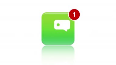 İleti uygulamasının canlandırılmış simgesi ve beyaz yansıtıcı arkaplan üzerindeki kırmızı uyarıları içeren video animasyonu - pürüzsüz döngü.