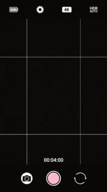 Çoklu ayarı ve zamanlayıcısı olan bir akıllı telefon kamera görüntüsünün dikey video animasyonu. Veri hatası - 4K kayıt arayüzü.