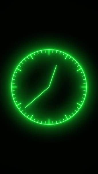黒い背景にネオングリーンでシームレス12時間ループで移動矢印とアナログ時計の垂直ビデオアニメーション ストップウォッチアニメーション — ストック動画