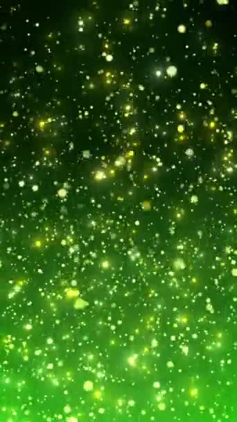 ゴールデングリッター粒子の垂直ビデオアニメーション 緑色の背景に偏向したボケの雨粒子 抽象的な動きの背景 シームレスループ クリスマスと休暇のコンセプト — ストック動画