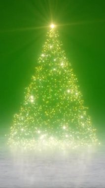 Dikey video, yeşil arka plan üzerinde parıltılı etkisi olan parlak dönen Noel ağacını canlandırdı. - Tatil kavramı - Soyut arkaplan.