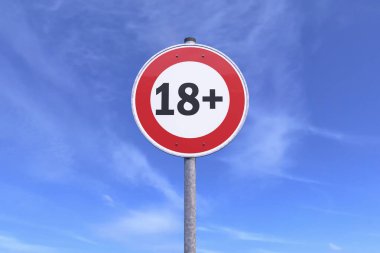 Arka planda bir trafik işaretinin 3 boyutlu hali - 18 işaret işareti - bulutlu mavi bir gökyüzü. 18 yaş üstü yetişkin içeriği - sansürlenmiş - 18 yaş üstü.