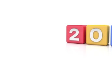 Kırmızı, sarı, mavi ve yeşil küplerin video animasyonu ve beyaz yansıtıcı arka planda 2024 ve 2025 yılları - yeni yıl 2025 - tatil kavramını temsil etmektedir..
