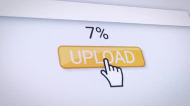 Turuncu yükleme düğmesi olan bir web sitesinin video animasyonu. Gerçek zamanlı olarak veri indirme yüzdeleriyle ilgili bilgileri gösteren bir bilgisayar monitörü.