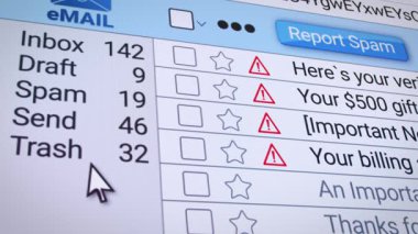 İnternet tarayıcısındaki e-posta kutusu dizininin işaretlenmiş ve kaldırılmış bir e-posta ile canlandırılması.